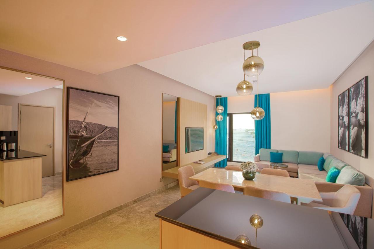 Maani Muscat Hotel & Suites Exterior photo